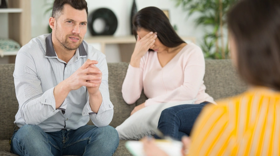 Image of an EFT therapist facilitating a session with a couple